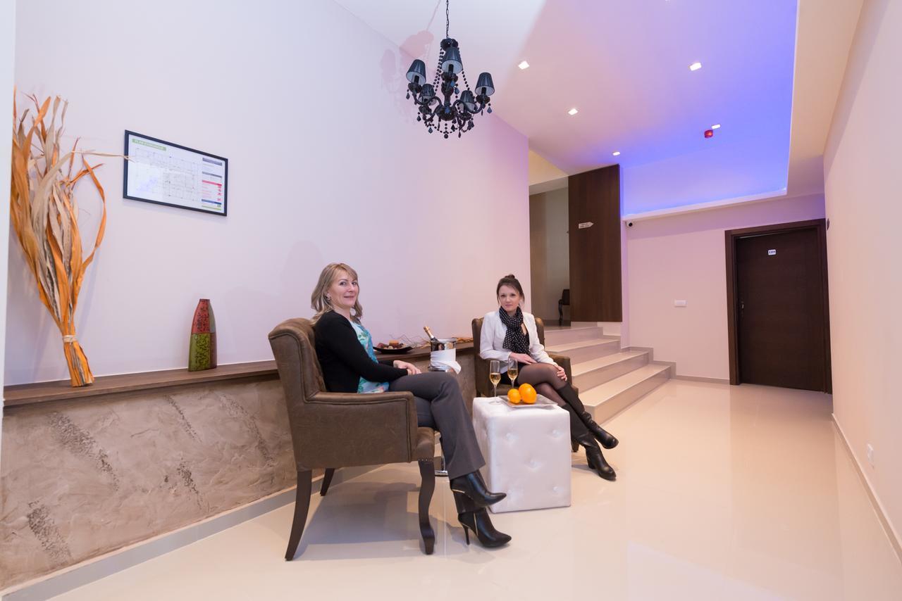 Hotel Crystal Pecinci Luaran gambar