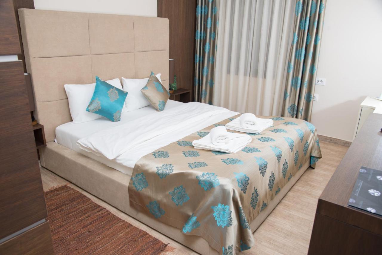 Hotel Crystal Pecinci Luaran gambar