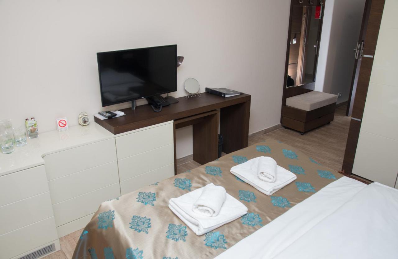 Hotel Crystal Pecinci Luaran gambar