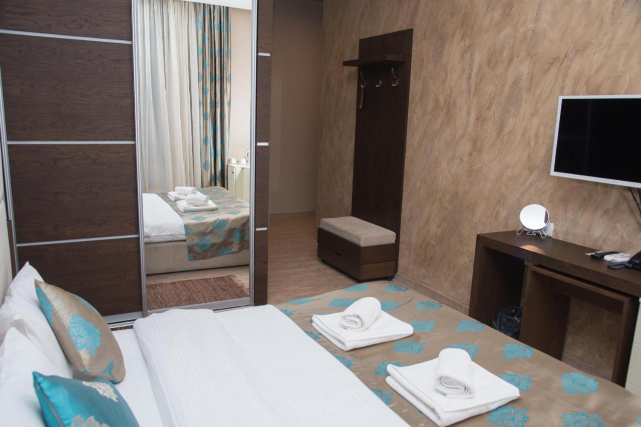 Hotel Crystal Pecinci Luaran gambar