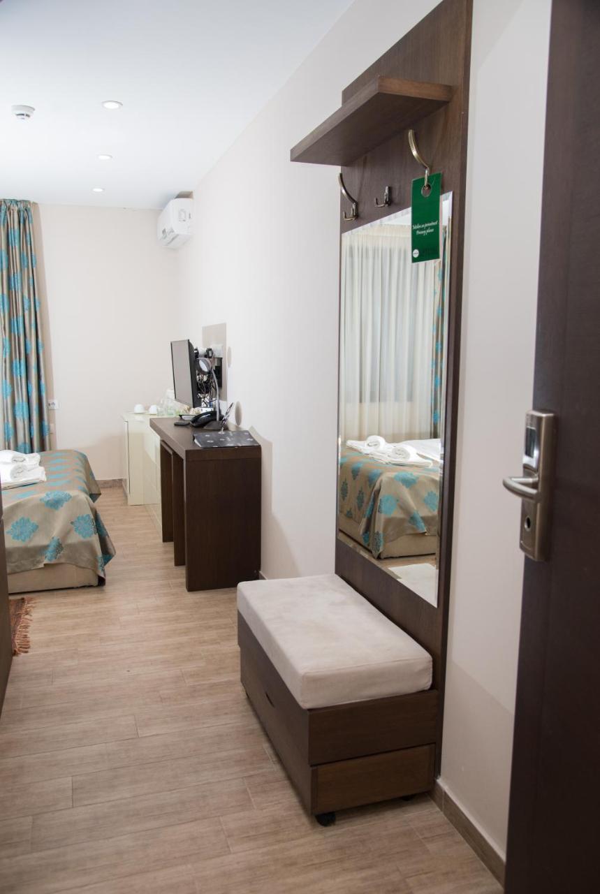 Hotel Crystal Pecinci Luaran gambar