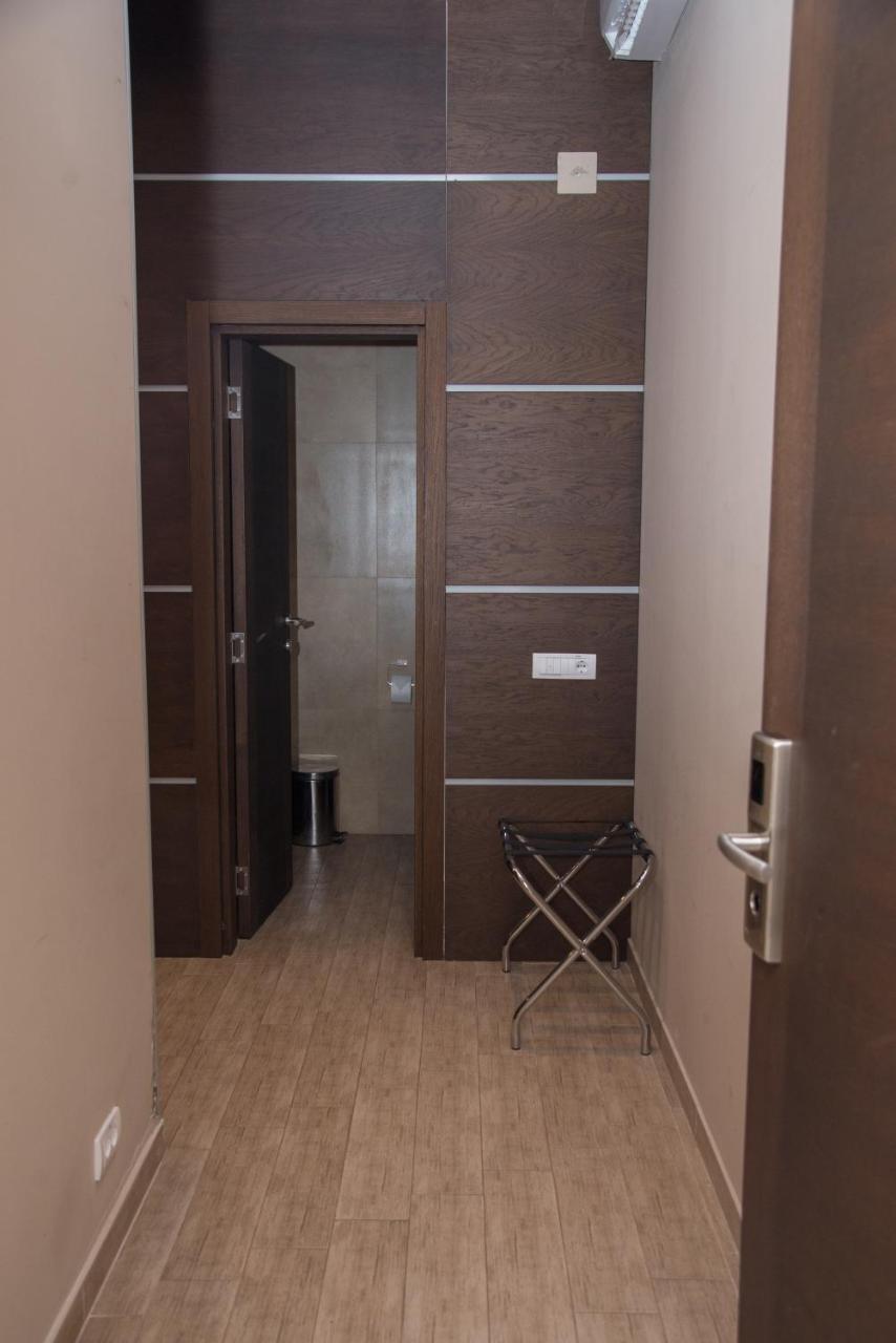 Hotel Crystal Pecinci Luaran gambar