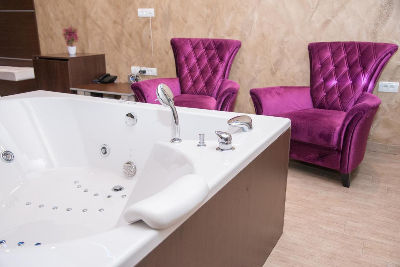 Hotel Crystal Pecinci Luaran gambar