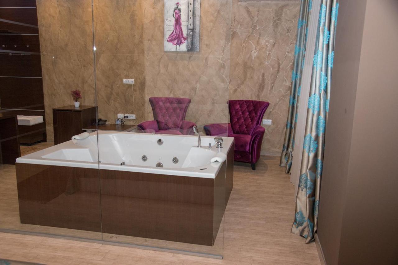 Hotel Crystal Pecinci Luaran gambar