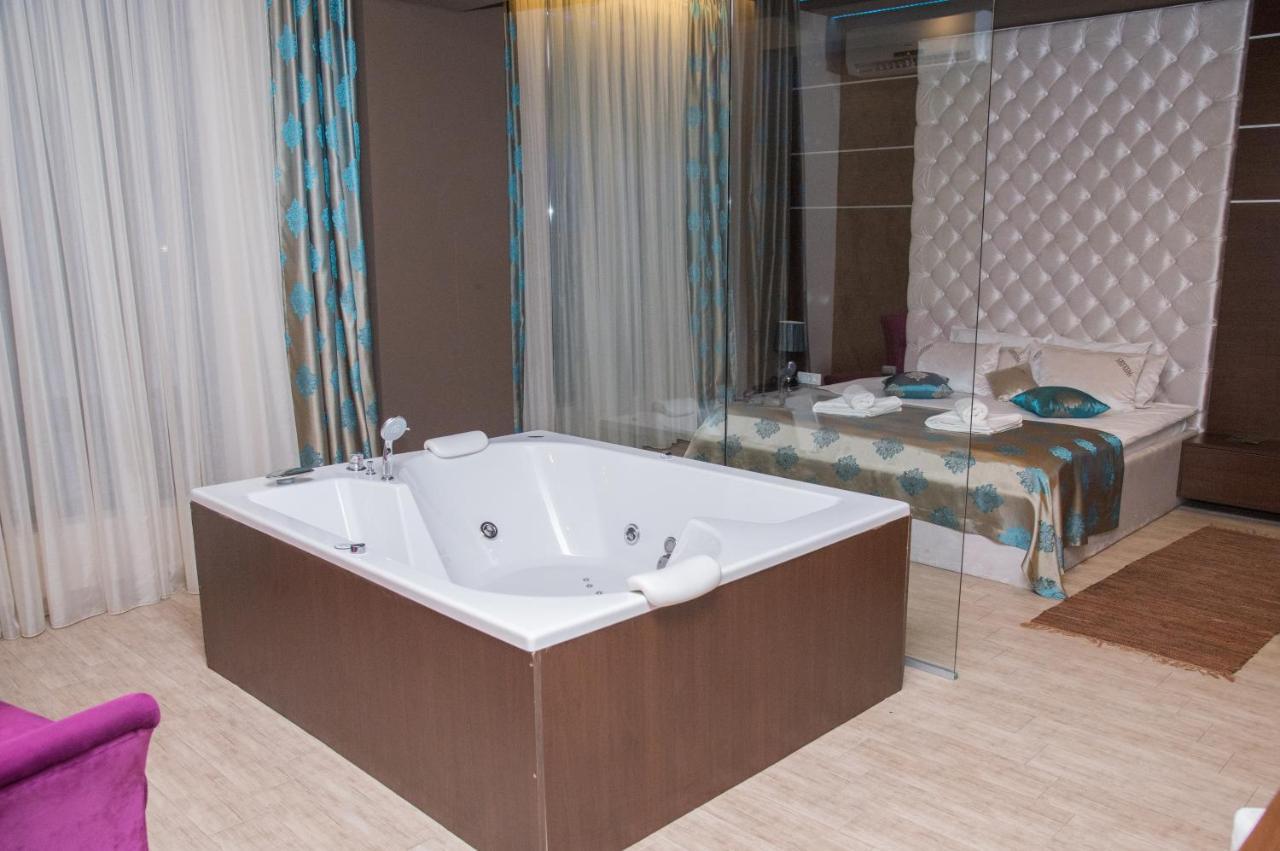 Hotel Crystal Pecinci Luaran gambar