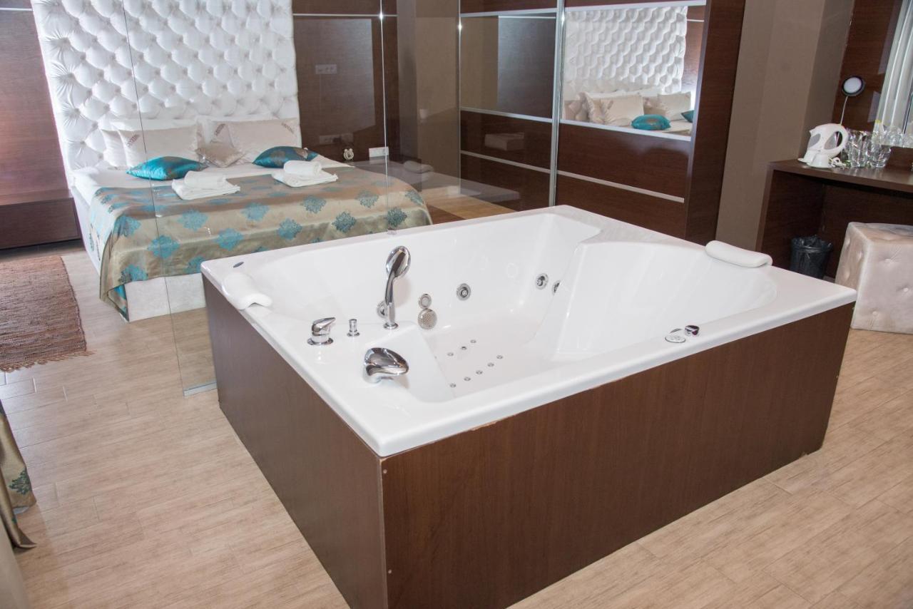 Hotel Crystal Pecinci Luaran gambar