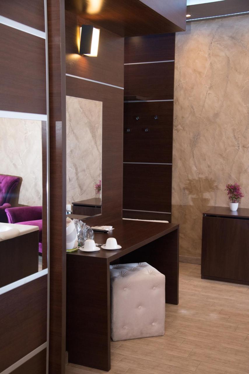 Hotel Crystal Pecinci Luaran gambar